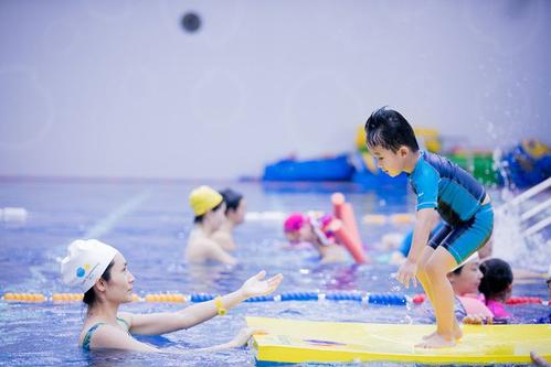 儿童游泳教练需要具备什么条件_游泳教练怎么教小孩技巧_游泳教练怎么教小孩游泳
