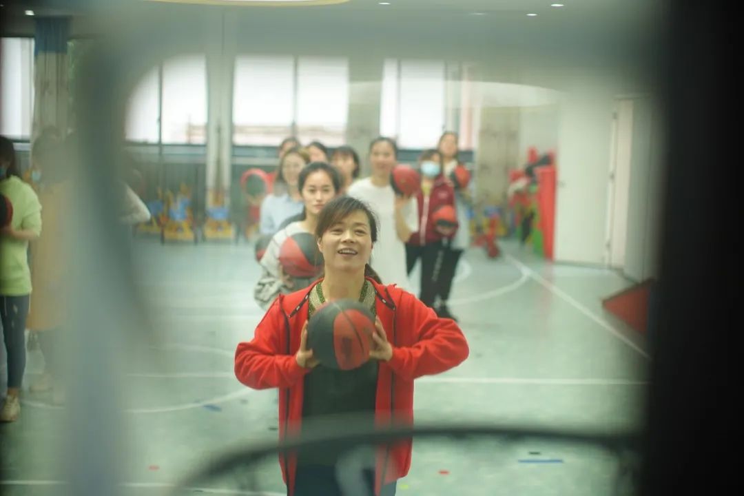 篮球搓球的动作要领视频_篮球搓球属于什么技术_篮球搓球技巧详细讲解图片