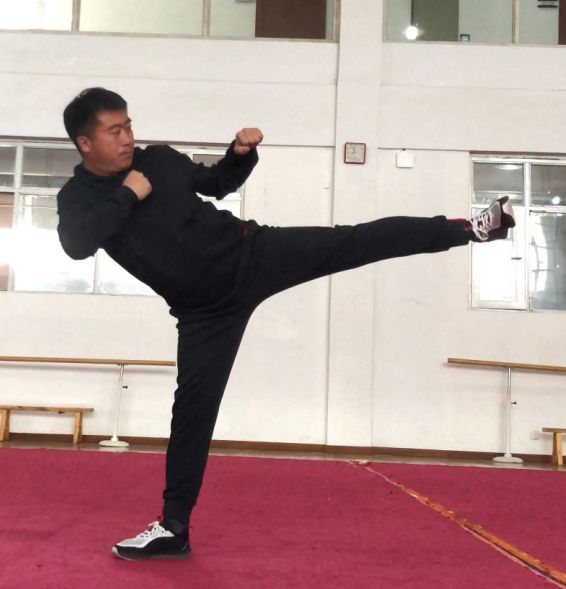 篮球搓球的动作要领视频_篮球搓球技巧详细讲解图片_搓球时最常用的步法