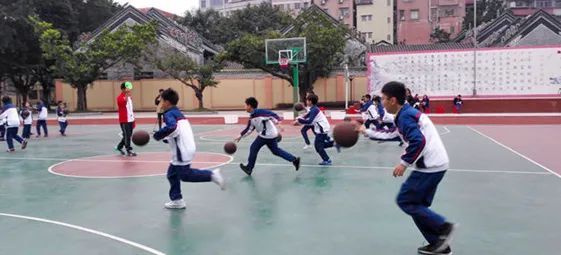 篮球重心怎么压低_篮球怎么降低重心运球技巧_篮球重心
