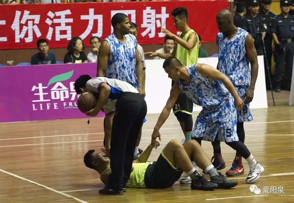 篮球完整规则图片比赛视频_篮球规则图解通俗图文_篮球完整比赛规则图片