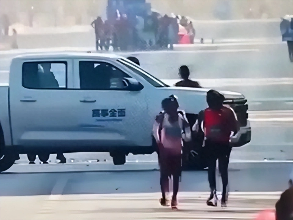 大连马拉松赛突发意外：皮卡车阻挡中国选手