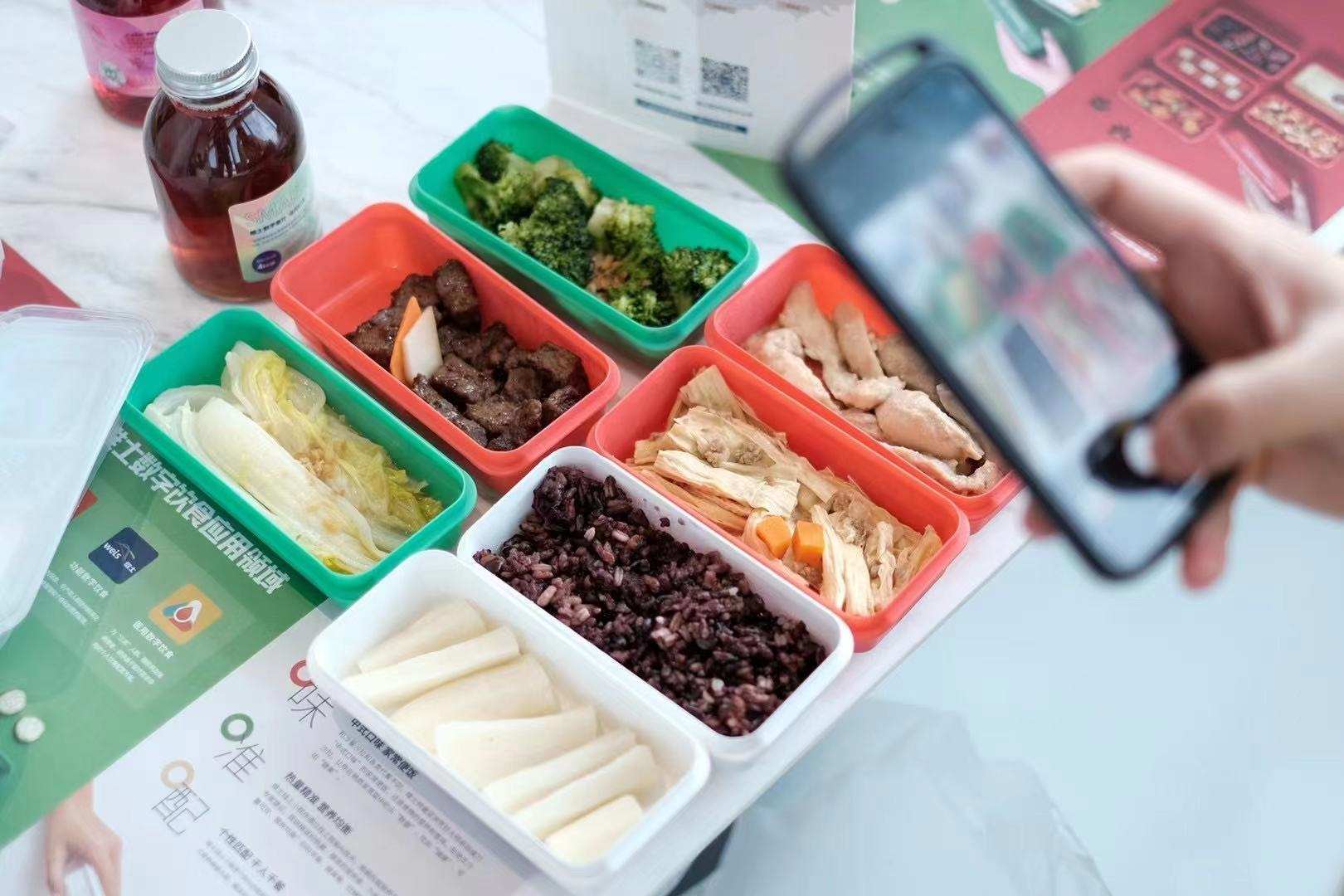 维小饭完成近亿元A轮融资，数据化新快餐品