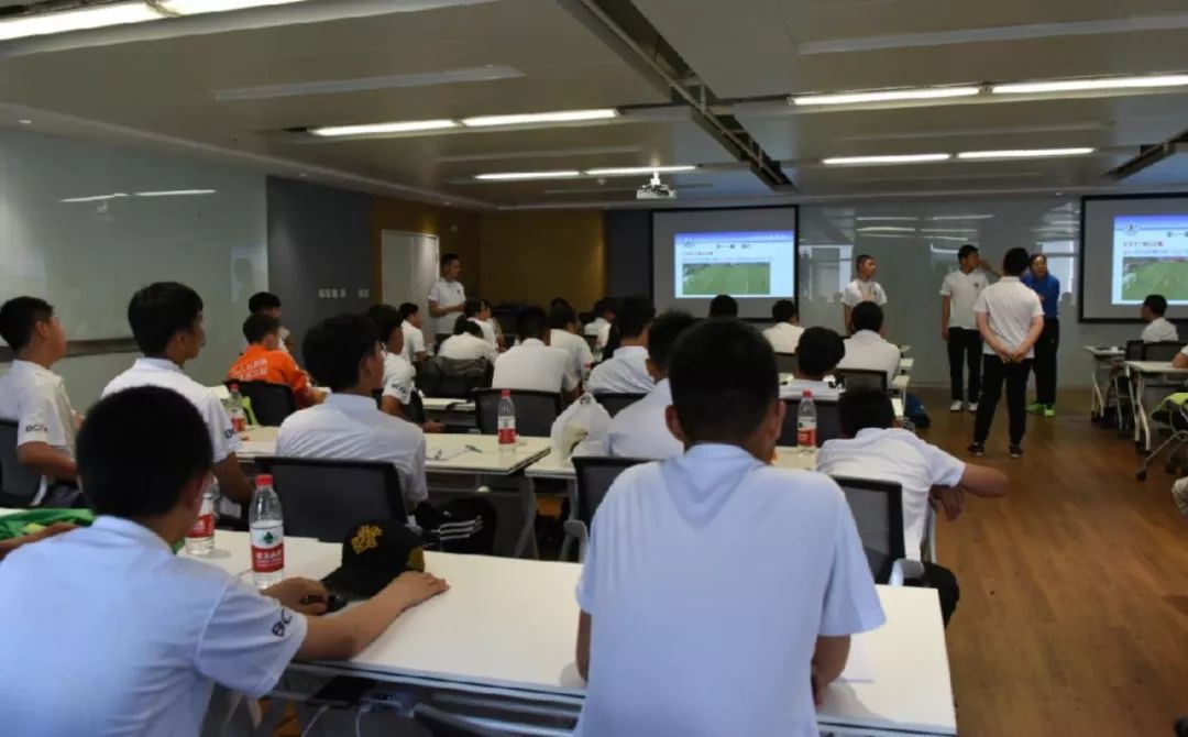 裁判员学的足球规则叫什么_足球裁判员守则_足球裁判员基本功