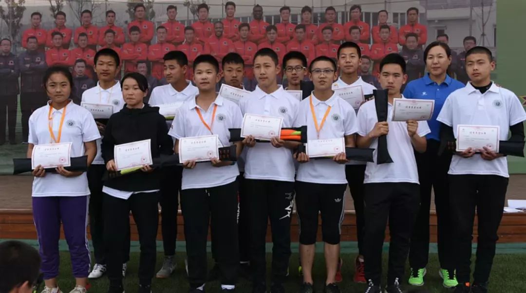 足球裁判员守则_足球裁判员基本功_裁判员学的足球规则叫什么